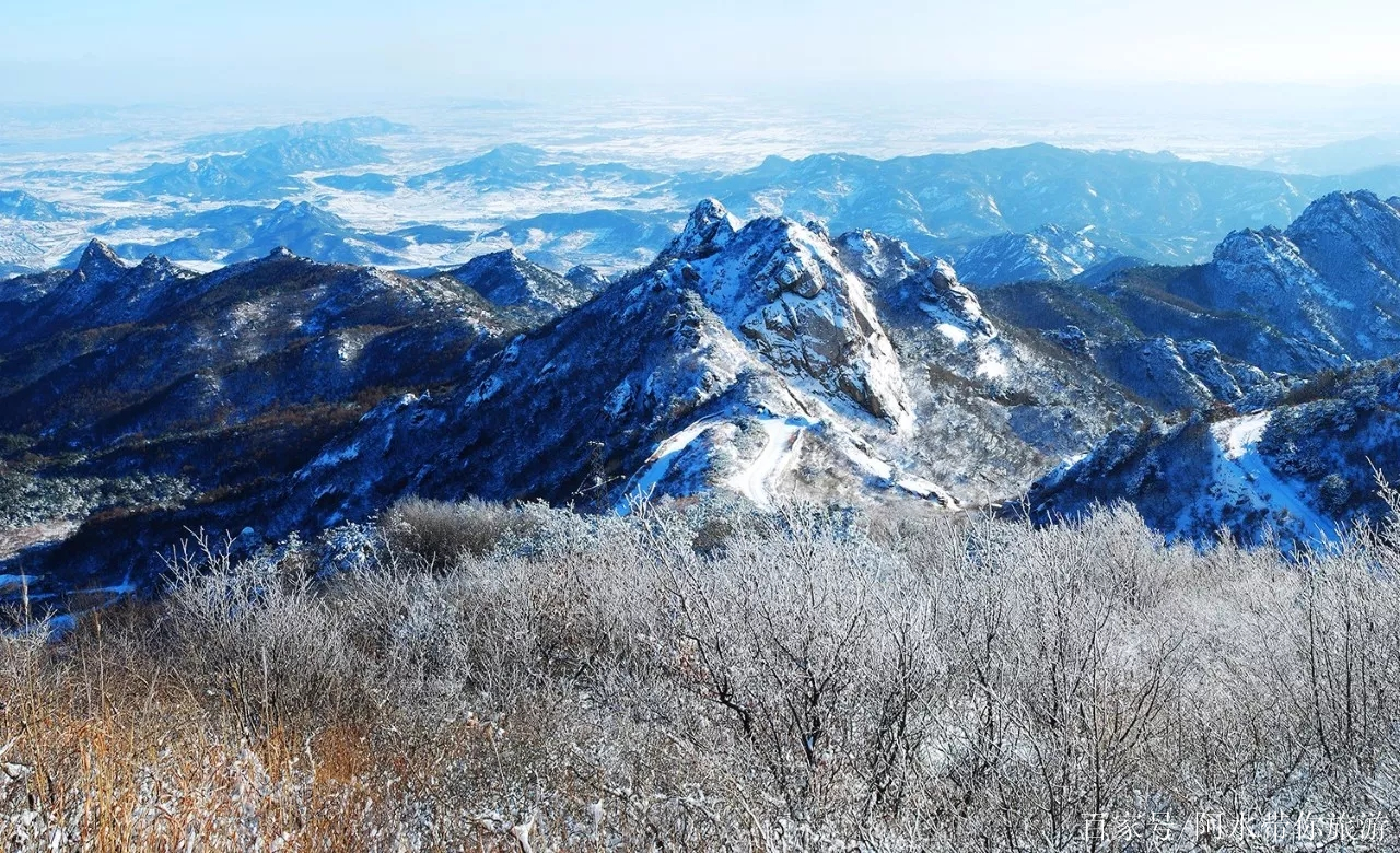 冬季山景，银装素裹的壮丽画卷