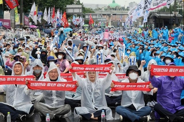 韩国首尔爆发大规模示威