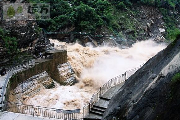 景区回应李现在虎跳峡举国旗