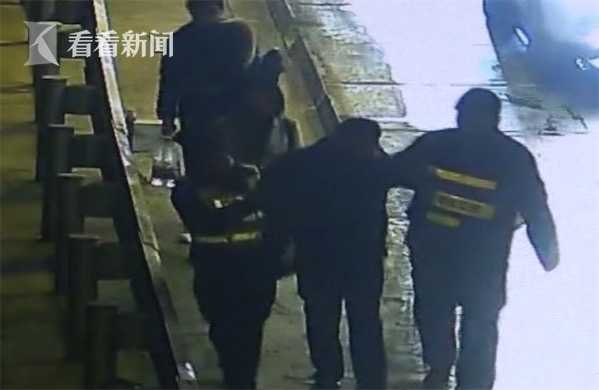 民警高速上救人，勇敢跑出的残影